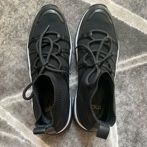Shoes/ Sneakers